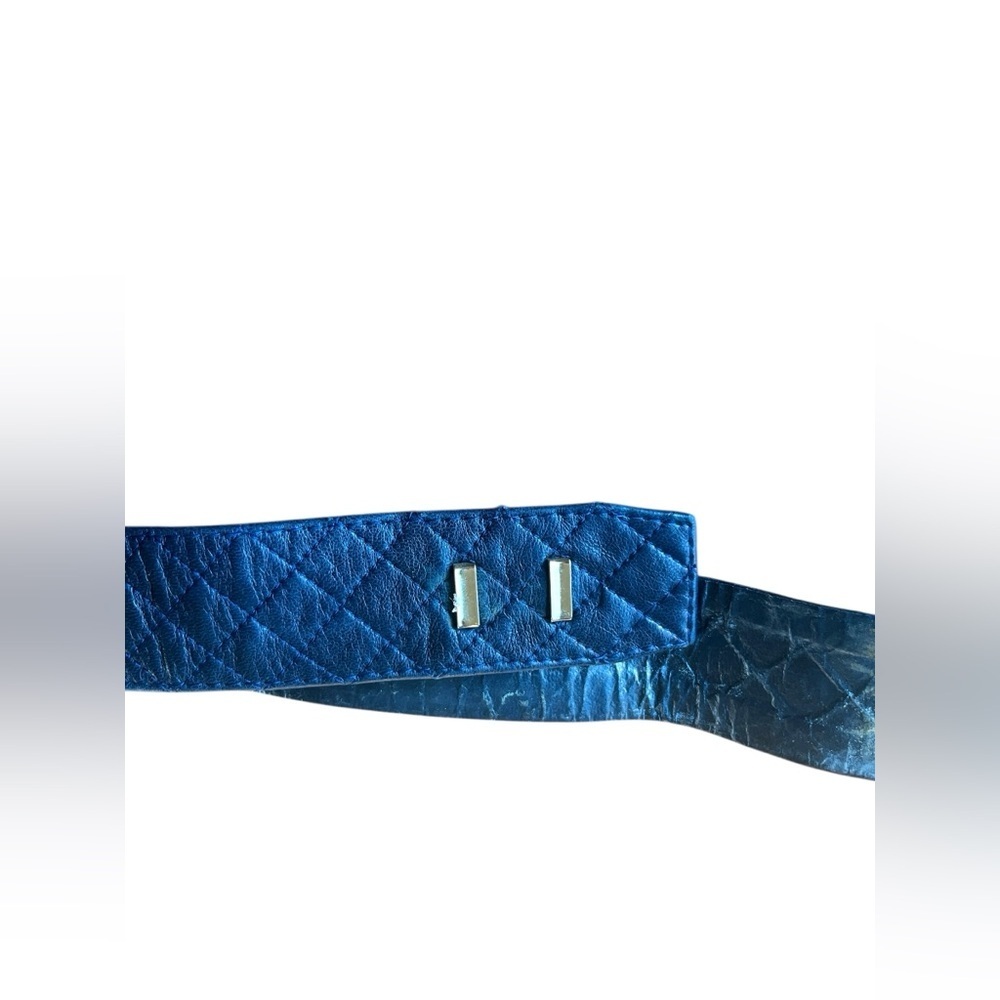 Vintage CHANEL Navy Quilted Leather Belt with Gold Buckle Sz 26 - Picture 3 of 8